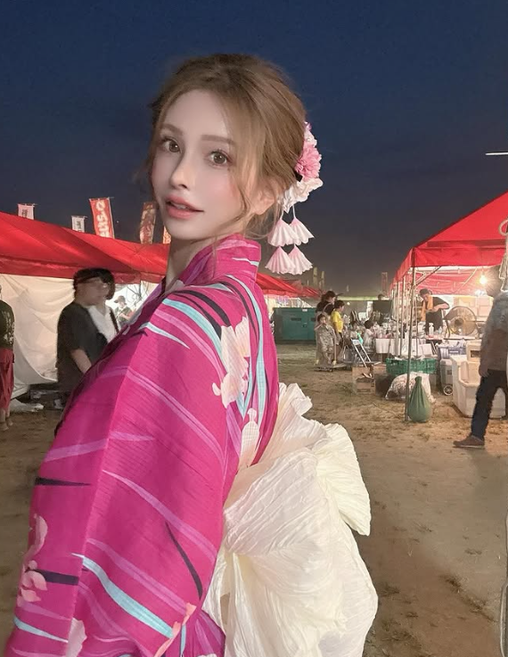 哪位才是媽媽？超狂凍齡阿嬤「生4孩擁2孫」　母女同框宛如姊妹「驚人年齡曝光」　