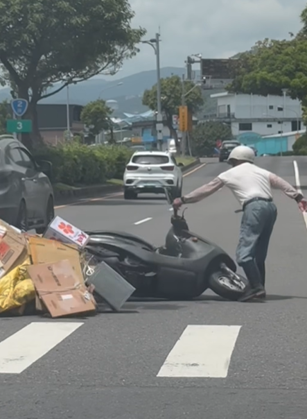 回收阿伯摔車！下秒驚見「演藝圈天王父女」出面幫忙　暖舉被萬人讚翻：「最好的身教～」