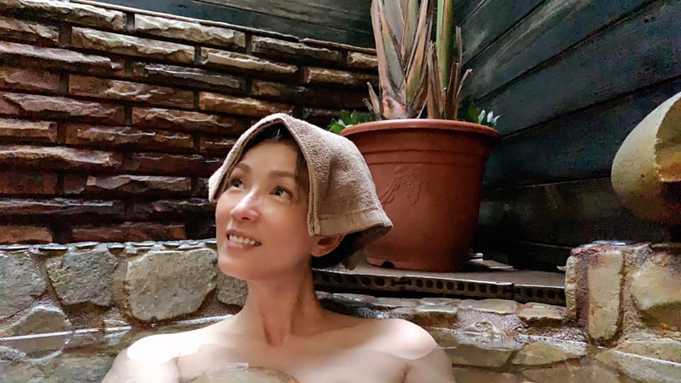 狠贏年輕女偶像！55歲本土劇女神「青澀舊照被挖出」　驚人近況曝光「從年輕美到老」❤️