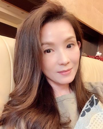 狠贏年輕女偶像！55歲本土劇女神「青澀舊照被挖出」　驚人近況曝光「從年輕美到老」❤️