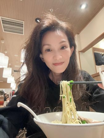 狠贏年輕女偶像！55歲本土劇女神「青澀舊照被挖出」　驚人近況曝光「從年輕美到老」❤️