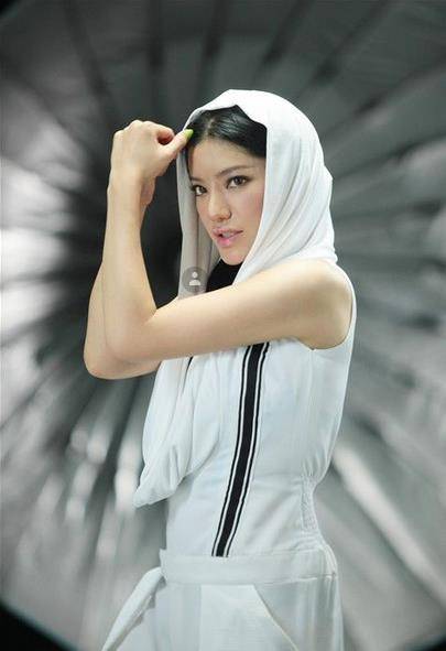 昔日靠歌聲一炮而紅！資深女星「如今淪落到商場表演」　風光不在「被嘲胖一圈快認不出」