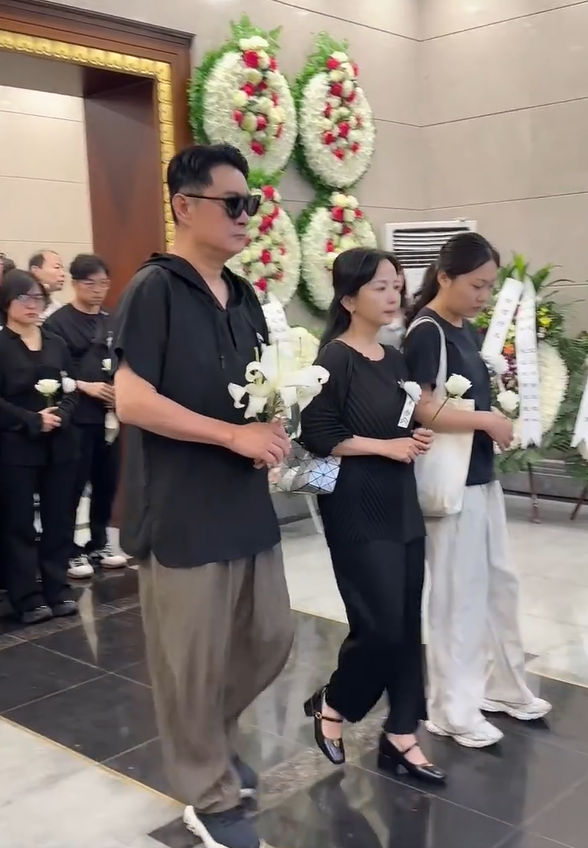 痛失相識47年歌后好友！黃安「告別式上痛哭失聲」　送最後一程哽咽：「統一時再告訴妳...」　