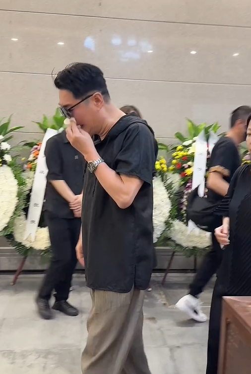 痛失相識47年歌后好友！黃安「告別式上痛哭失聲」　送最後一程哽咽：「統一時再告訴妳...」　