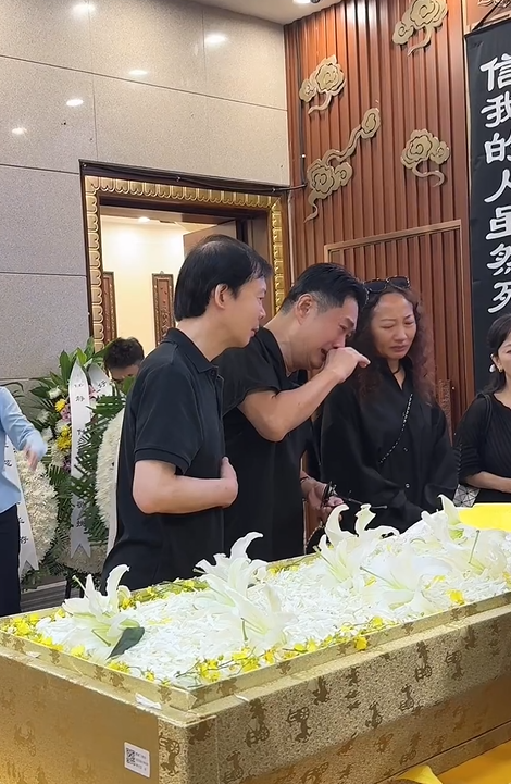 痛失相識47年歌后好友！黃安「告別式上痛哭失聲」　送最後一程哽咽：「統一時再告訴妳...」　