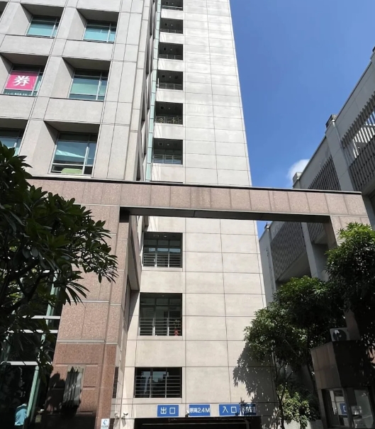 快訊／台中市府旁驚傳墜樓！女子「重摔車道身亡」　保全「嚇還原駭人狀況」