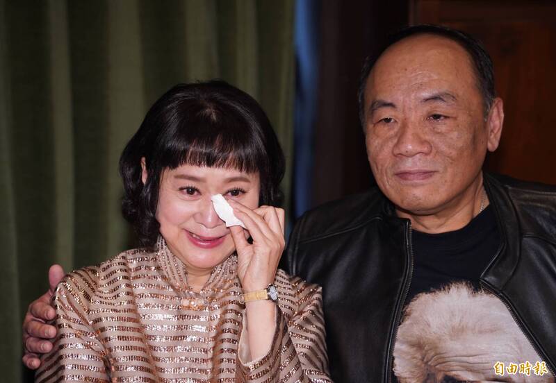 李國修癌逝11年！王月「為亡夫爆瘦10公斤」變瓜子臉　60歲「鬆口第二春」：我是充滿愛的人