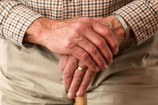 退休夢碎！68歲公務員「為孫子燒掉百萬」晚年變打工仔　他崩潰：「沒想到會老後破產」