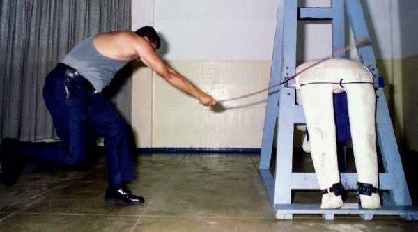 霸凌女同學「還發死亡威脅」！新加坡震怒「鞭刑9歲男童」教育部說話了