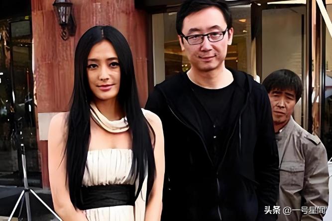 為黃曉明慘賠千萬！46歲女星「情纏小10歲鮮肉男星」至今未婚　被巧遇「無修圖近照曝光」狀態太驚人