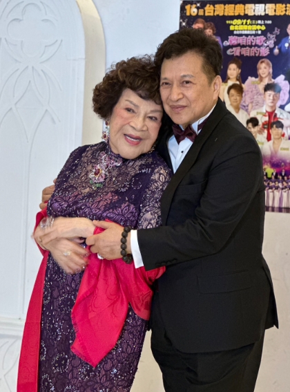 回春到20歲！周遊慶88歲大壽「胸前薄紗深V開到肚臍」　老公曝「大師預言劫數應驗」不敢鐵齒