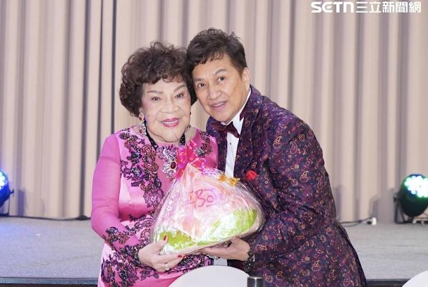 回春到20歲！周遊慶88歲大壽「胸前薄紗深V開到肚臍」　老公曝「大師預言劫數應驗」不敢鐵齒