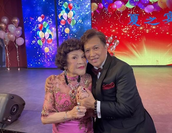 回春到20歲！周遊慶88歲大壽「胸前薄紗深V開到肚臍」　老公曝「大師預言劫數應驗」不敢鐵齒