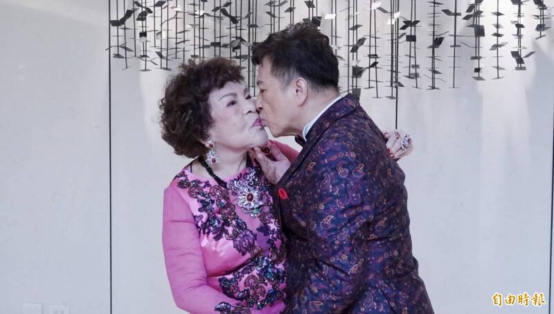回春到20歲！周遊慶88歲大壽「胸前薄紗深V開到肚臍」　老公曝「大師預言劫數應驗」不敢鐵齒