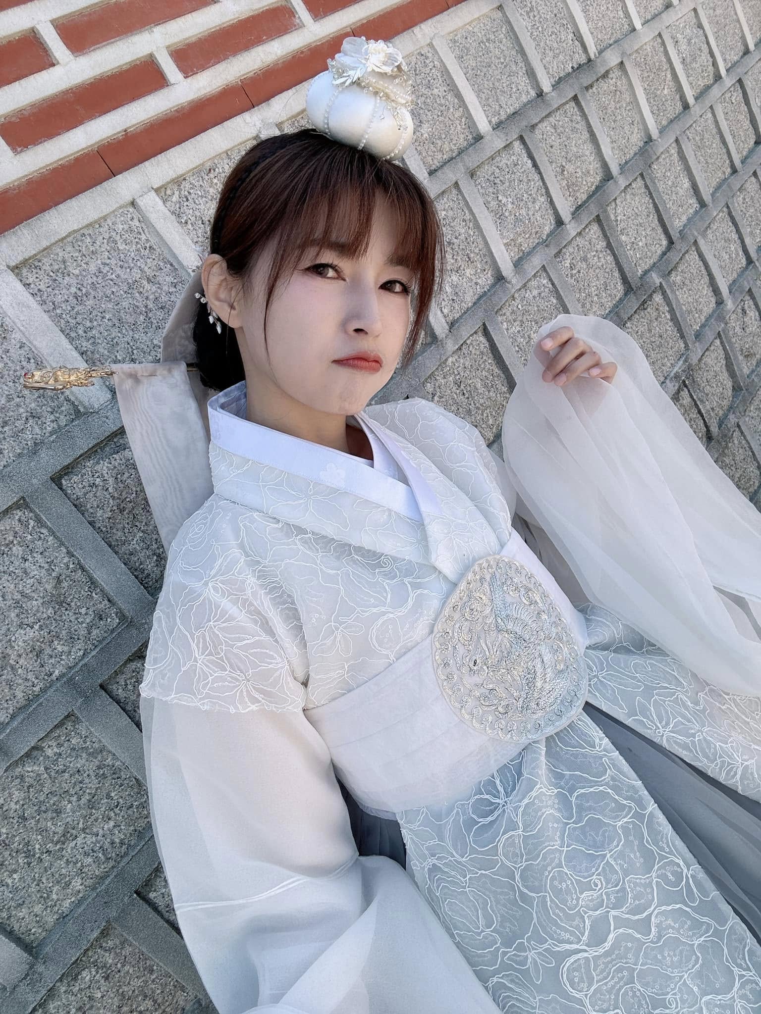 腹部劇烈疼痛！資深女星「痛到發抖掛急診」　醫生一看曝「裡面有不少血塊」：不排除要開刀