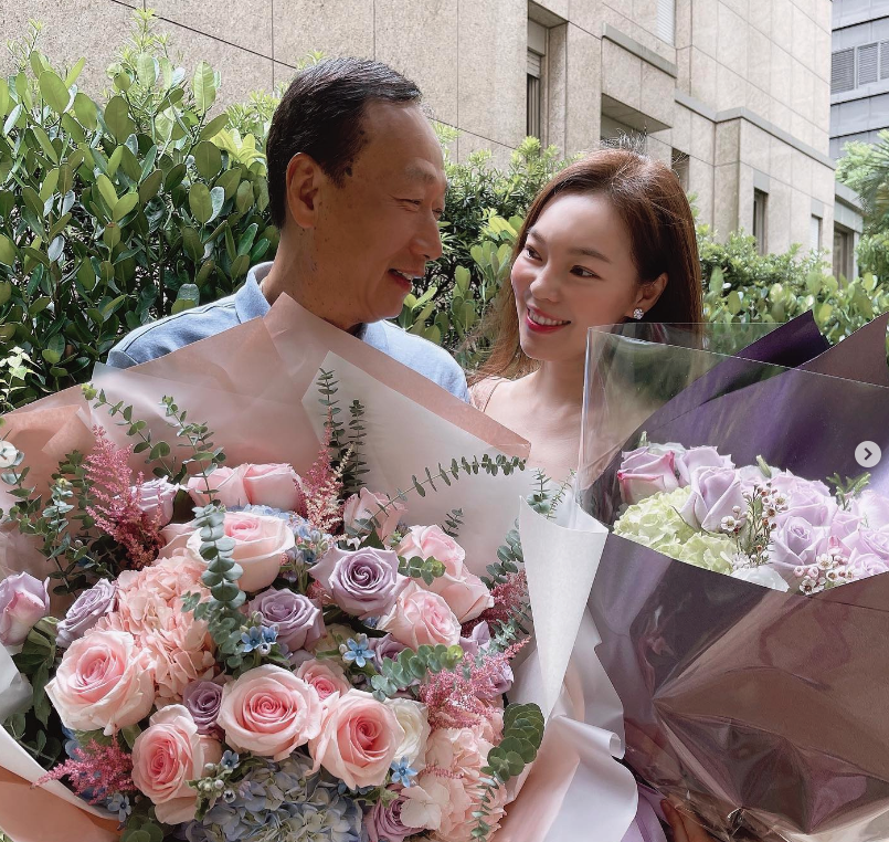 罕見突破尺度！50歲大咖人妻「辣秀挖空美背」　一轉身網全看傻：「確定是3個孩子的媽！？」