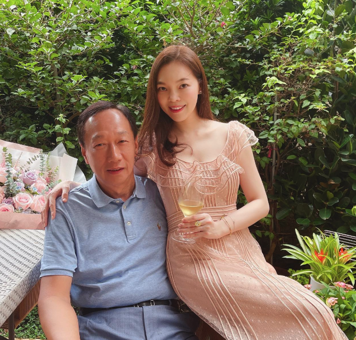 罕見突破尺度！50歲大咖人妻「辣秀挖空美背」　一轉身網全看傻：「確定是3個孩子的媽！？」