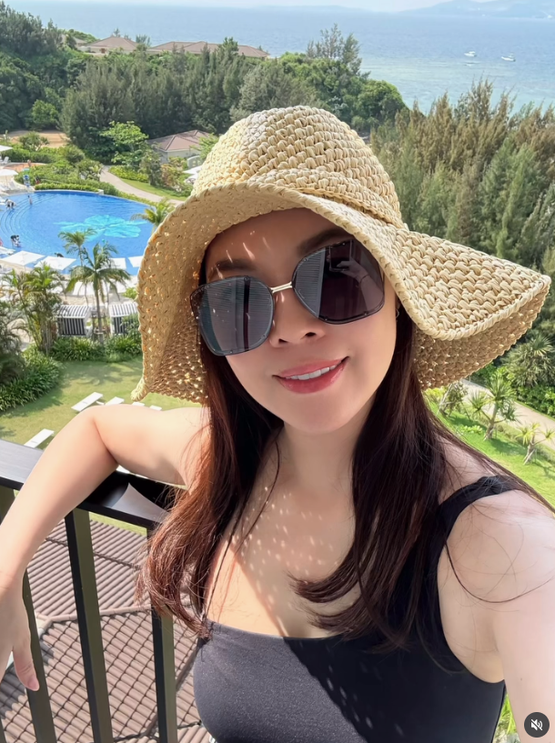 罕見突破尺度！50歲大咖人妻「辣秀挖空美背」　一轉身網全看傻：「確定是3個孩子的媽！？」