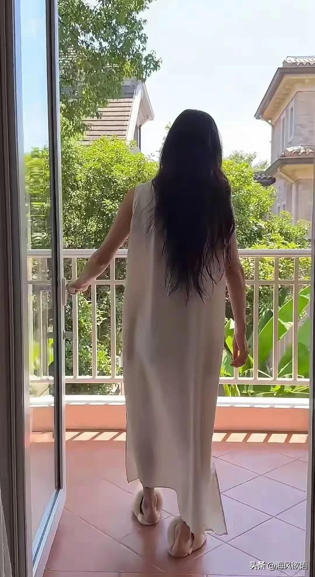 活成39歲辣妹！59歲影后級女星「退休生活曝光」　住3層樓別墅「水果自己種」出門開跑車帥翻