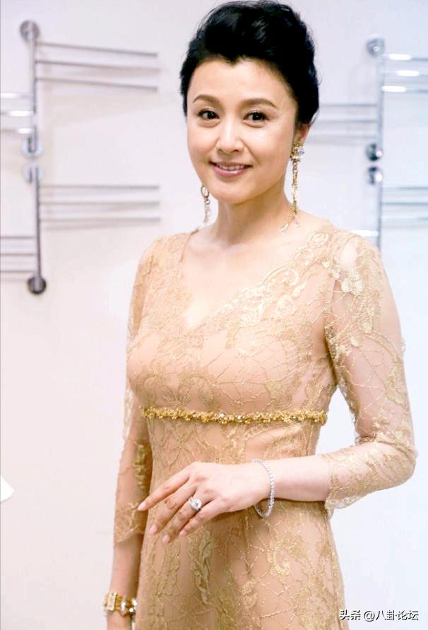 昔日第一女神！54歲郭富城舊愛「選擇優雅老去」自信無懼　穿貼身禮服「展現火辣身材」驚艷全場