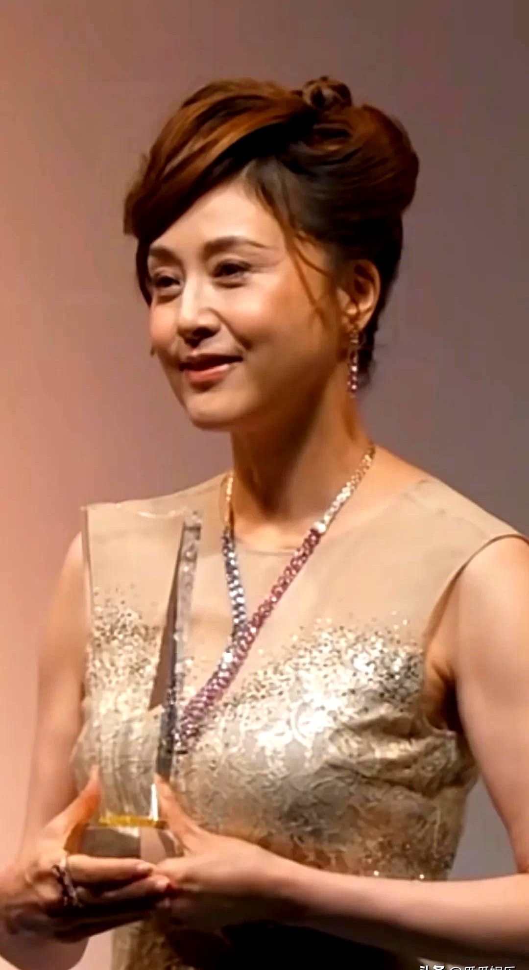 昔日第一女神！54歲郭富城舊愛「選擇優雅老去」自信無懼　穿貼身禮服「展現火辣身材」驚艷全場
