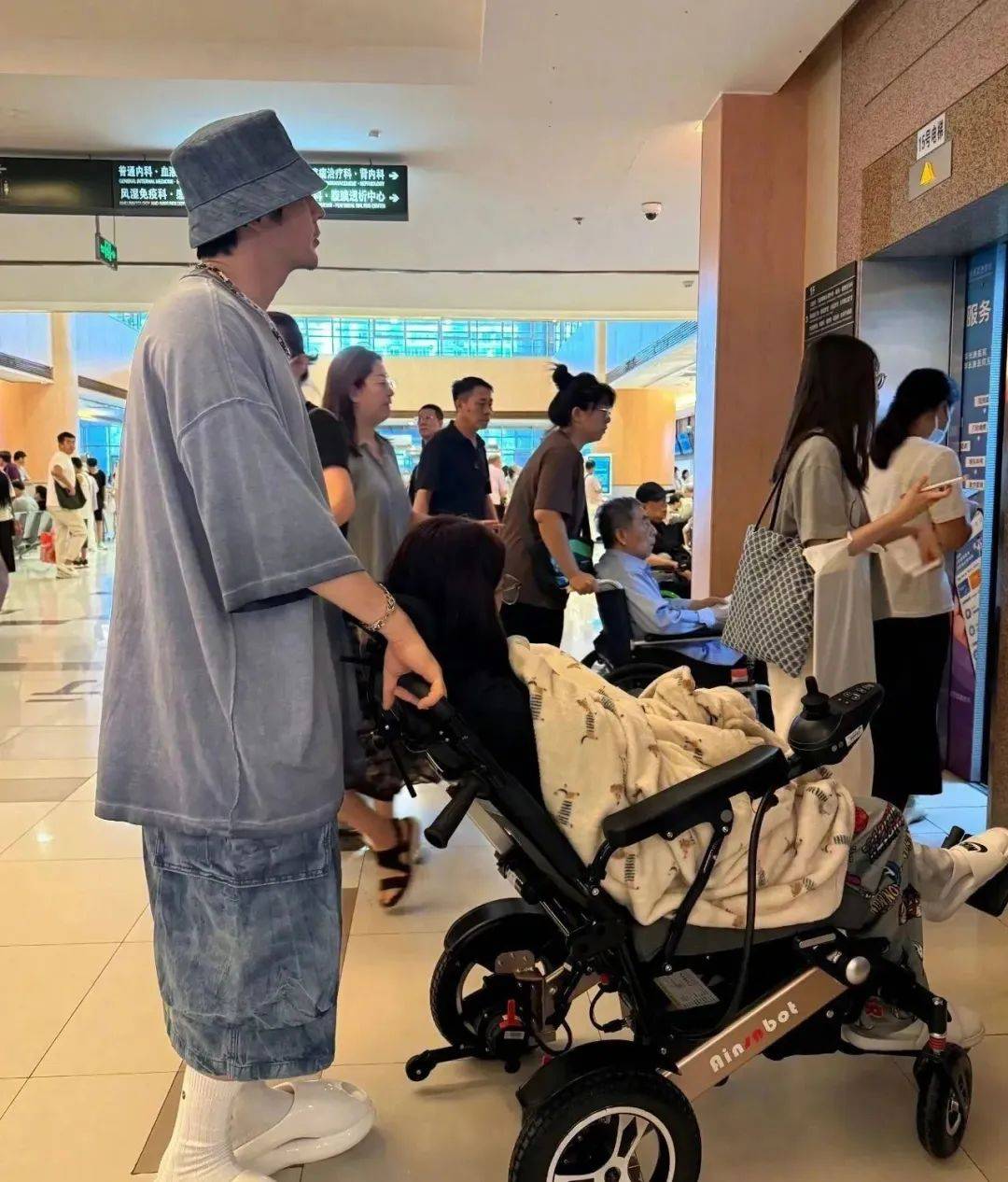 女神再嫁小12歲男星！17歲二女兒驚傳「重傷送醫開刀」　他事後1舉動「被封最佳繼父」網讚：難怪會愛上他～