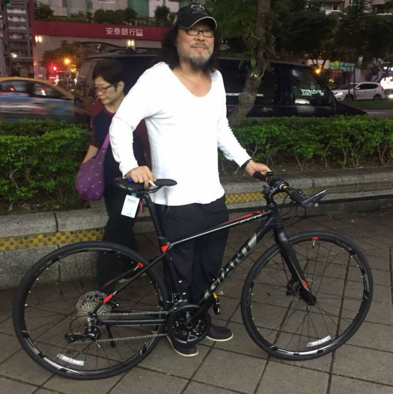 街頭驚見綜藝大哥大！淡出7年「重金邀約也不復出」　72歲近況曝光「穿梭街頭一亮點」網讚爆