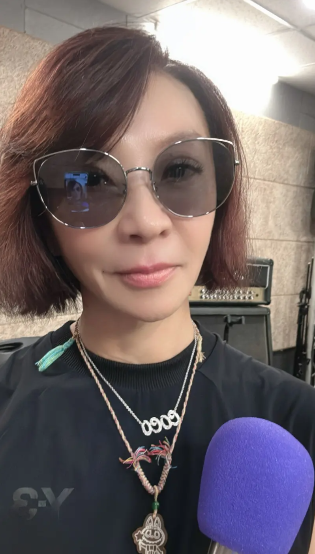 曾紅遍全台灣！62歲玉女歌手「被親姊狠騙2億」淡出歌壇　如今復出「0贅肉凍齡現身」公開保養之道