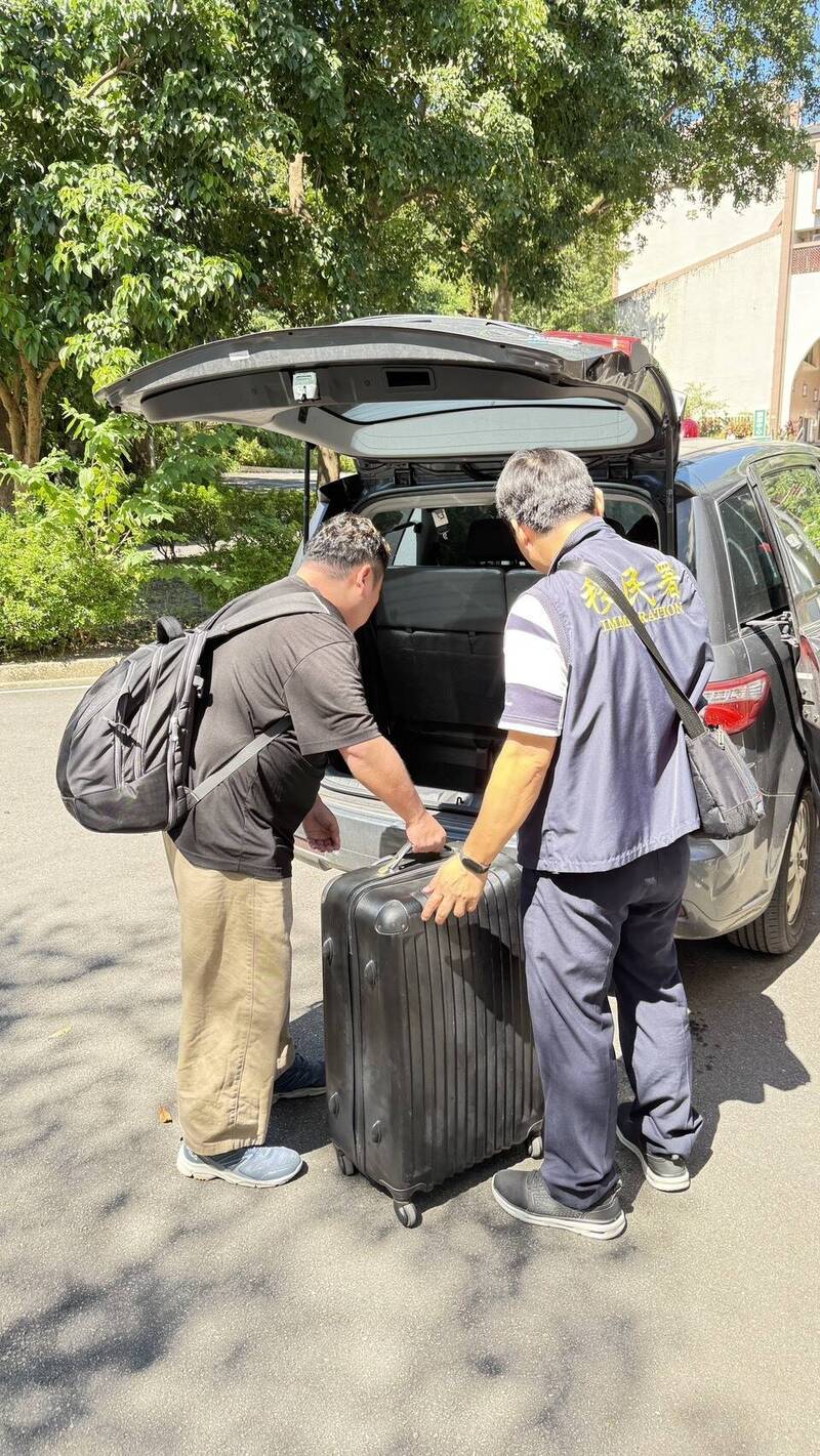日男在西門町「高舉五星旗」慘被遣返！痛哭曝心聲「台灣是場笑話」：支持武力統一
