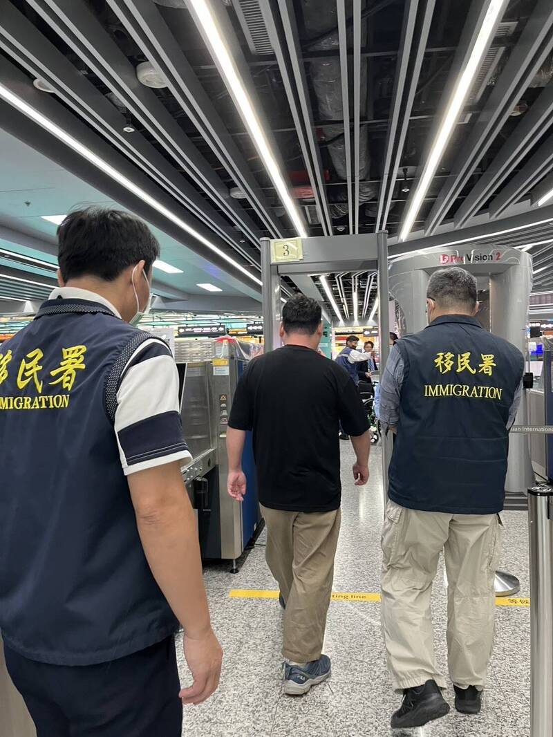 日男在西門町「高舉五星旗」慘被遣返！痛哭曝心聲「台灣是場笑話」：支持武力統一