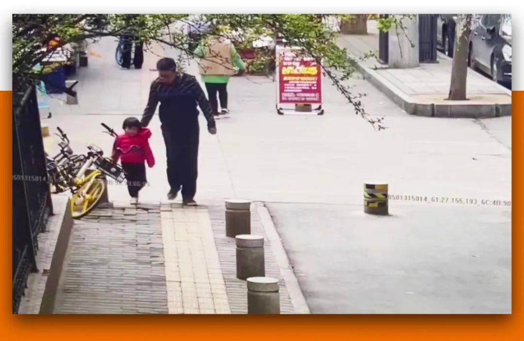 發現3歲女童走失！ 17歲智能障礙生「一路背去警察局」：我怕有壞人拐她走