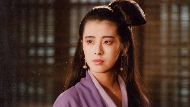 58歲昔日女神被捕捉「一身黑勁裝」！翹腳吃冰網認不出「昔日仙氣」：太鬆弛了