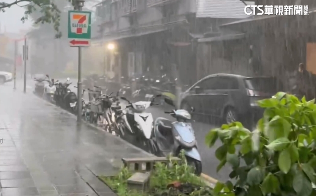 恐有雙颱！台灣迎來超強雷雨「連3天水氣爆棚」　颱風示警「最新路徑」影響曝光