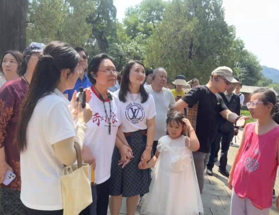 經歷三段婚姻！75歲老戲骨「 遭家暴8年又歷經喪夫」　近照明顯消瘦「出遊需人攙扶」