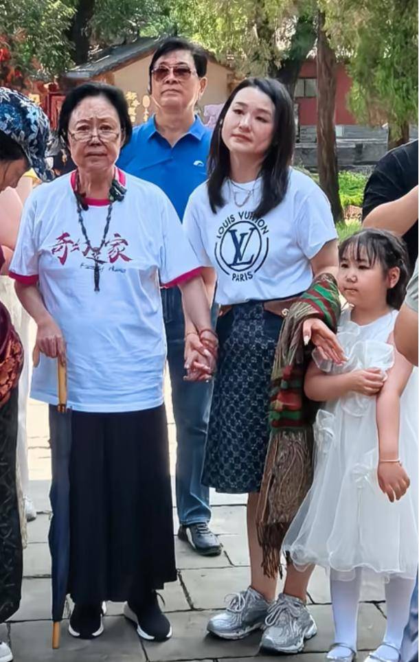 經歷三段婚姻！75歲老戲骨「 遭家暴8年又歷經喪夫」　近照明顯消瘦「出遊需人攙扶」
