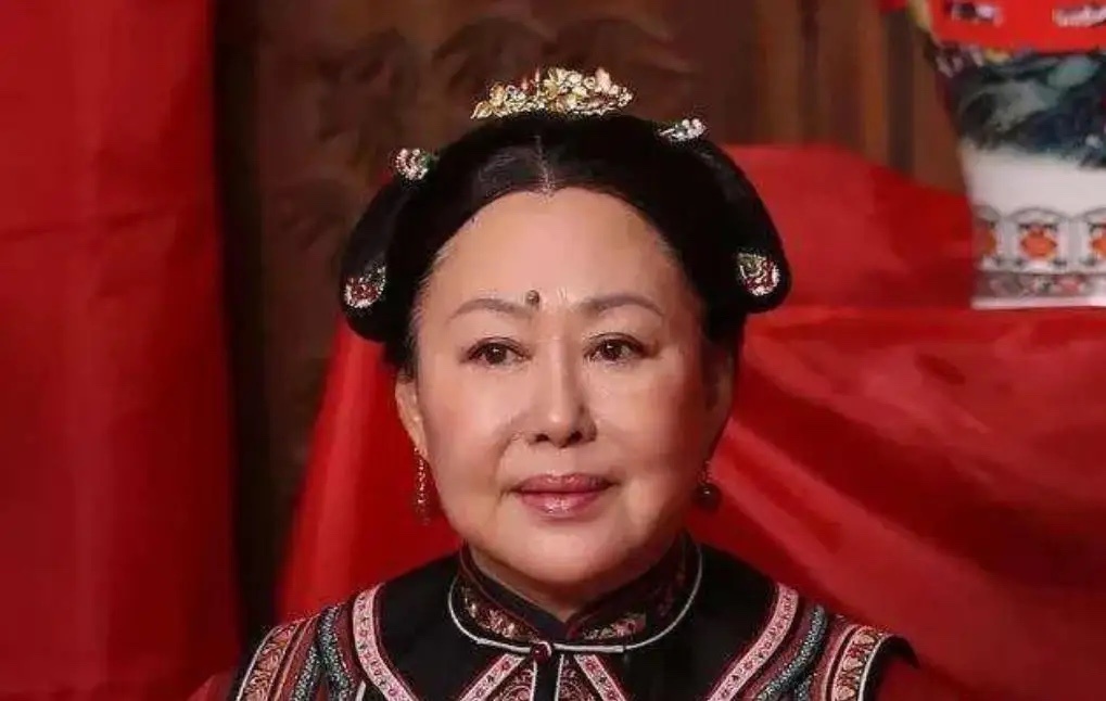 經歷三段婚姻！75歲老戲骨「 遭家暴8年又歷經喪夫」　近照明顯消瘦「出遊需人攙扶」