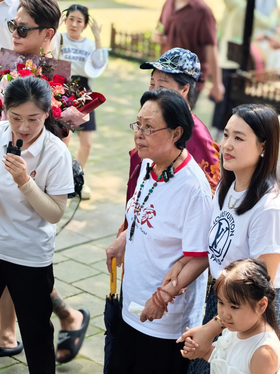 經歷三段婚姻！75歲老戲骨「 遭家暴8年又歷經喪夫」　近照明顯消瘦「出遊需人攙扶」