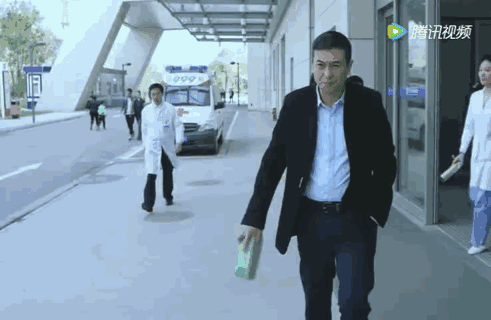 出道後獲獎無數！55歲資深男星「罹患不死癌症」淡出螢光幕　被巧遇「衰老滄桑站不直」網嘆：錢再多也沒用...