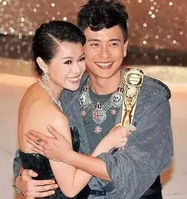 同居8年都不娶！她轉身閃嫁豪門「10年生3胎」　他後悔不已「至今未婚」：遲來的深情比草賤