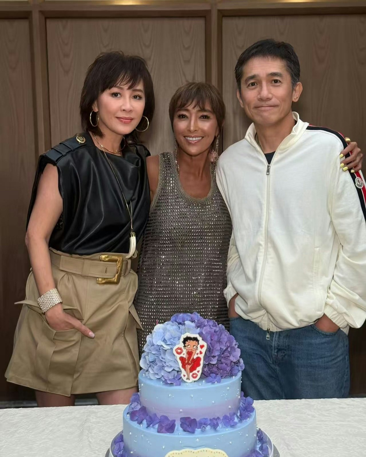 結婚17年無子女！59歲劉嘉玲傳聞「31億身家全給他」　公開親密合照「繼承人身份曝光」背景太強大...