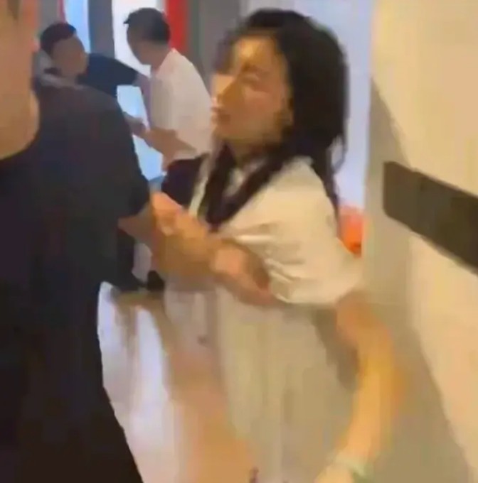 人夫包養小三10年沒回過家！10年後突「腦中風病危」　正宮趕到「只思考5分鐘」淡定飄2字
