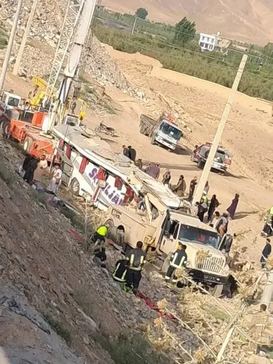 快訊／巴士翻覆事故「釀至少26人罹難」！車身嚴重變形「死亡人數恐持續攀升」 