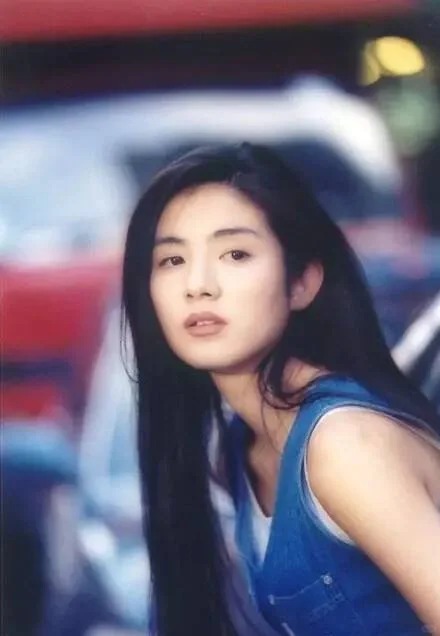 曾和金城武合作！玉女巨星「嫁律師後淡出演藝圈」　51歲罕露面「凍齡美貌網驚嘆」：女神風範依舊