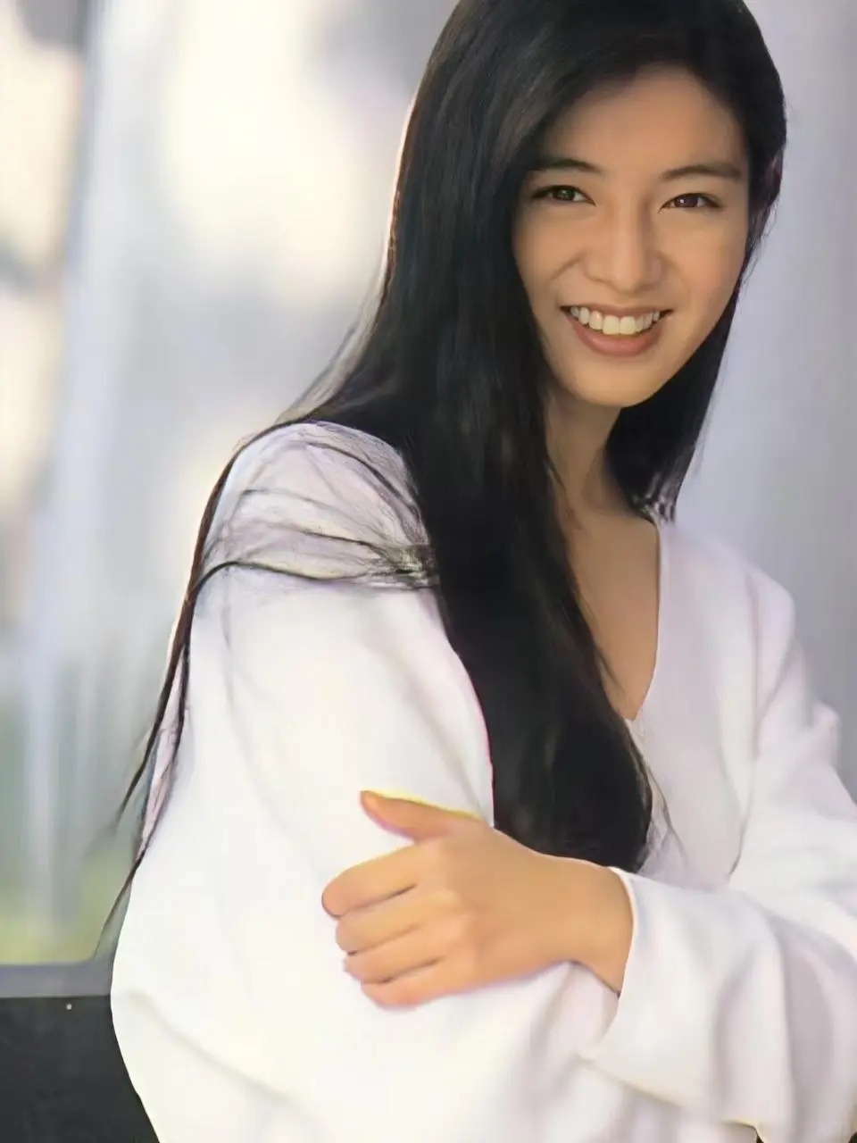 曾和金城武合作！玉女巨星「嫁律師後淡出演藝圈」　51歲罕露面「凍齡美貌網驚嘆」：女神風範依舊