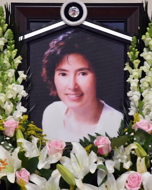 一生未婚未生！58歲資深女星「孤獨死在家中」無人知　發臭才被發現「只有愛犬守護在旁」