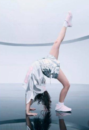 罕見曝光！郭台銘10歲小女兒「逆天倒立折腰」　好基因「跟舞后媽尬舞」舞技驚人
