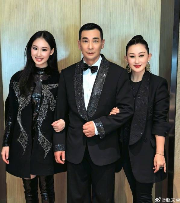 出國留學6年！53歲男星「同框18歲大女兒」超驚喜　精緻五官「宛如複製貼上」親媽淚崩：為妳驕傲