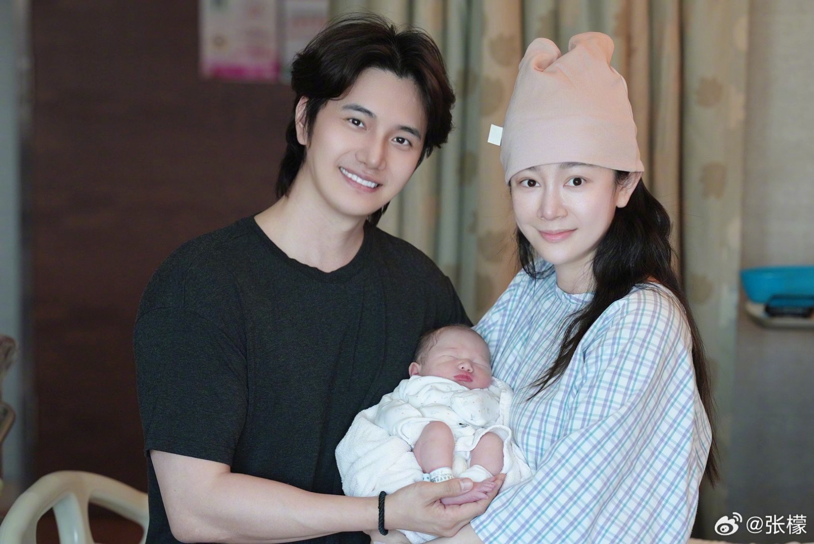 曾插足他人婚姻！36歲爭議女星「突在機場蓋布」行徑超詭異　真相曝光後「網友全看哭」：狼狽又溫暖