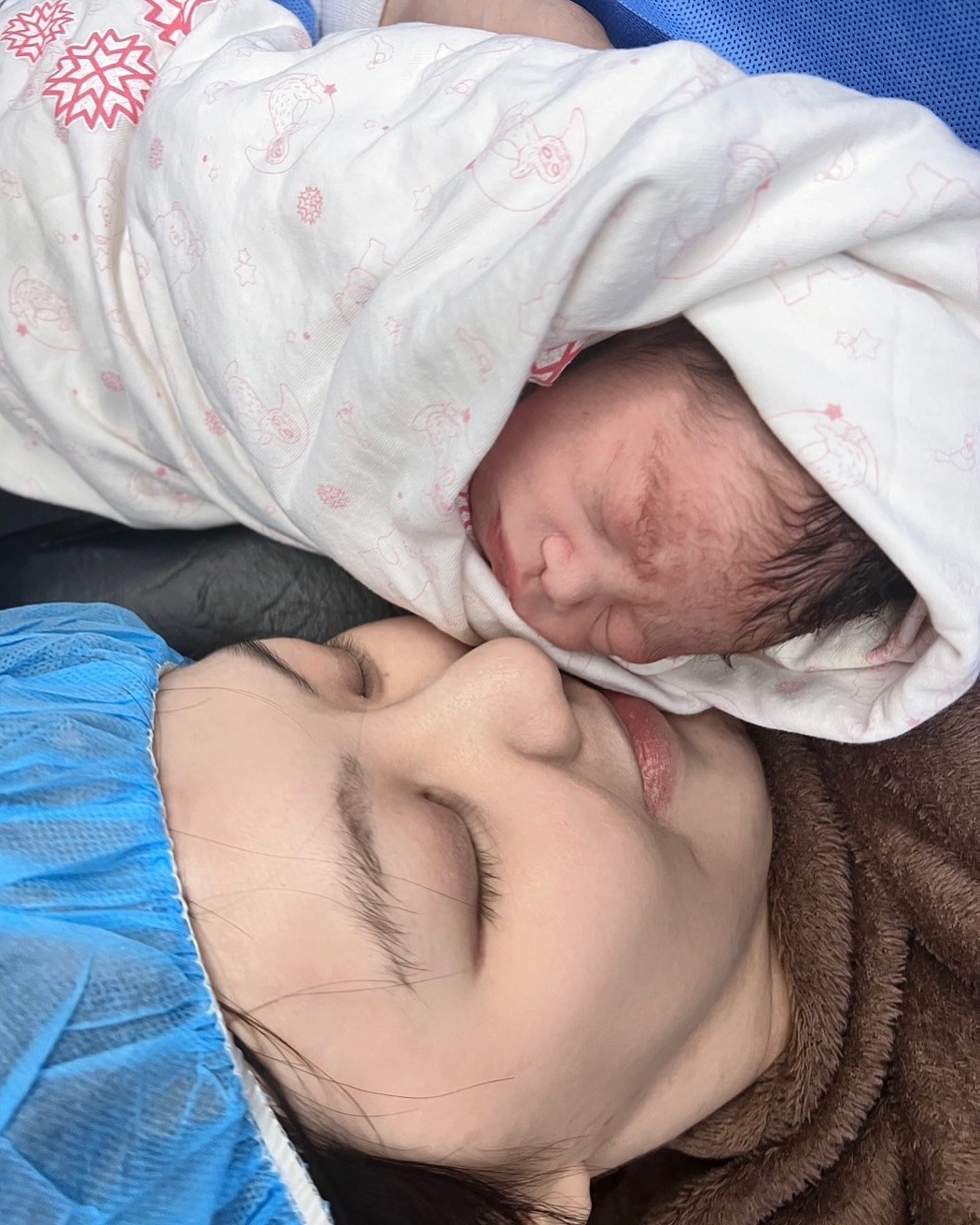 用命在生小孩！38歲女星「未婚先懷孕」孕期頻出事　驚爆「剖腹生產大出血」醫生緊急搶命
