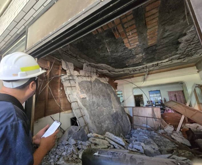 地震後出現怪聲！基隆公寓「突然遭連根拔起」　恐怖崩落「緊急救援住戶」現況曝光